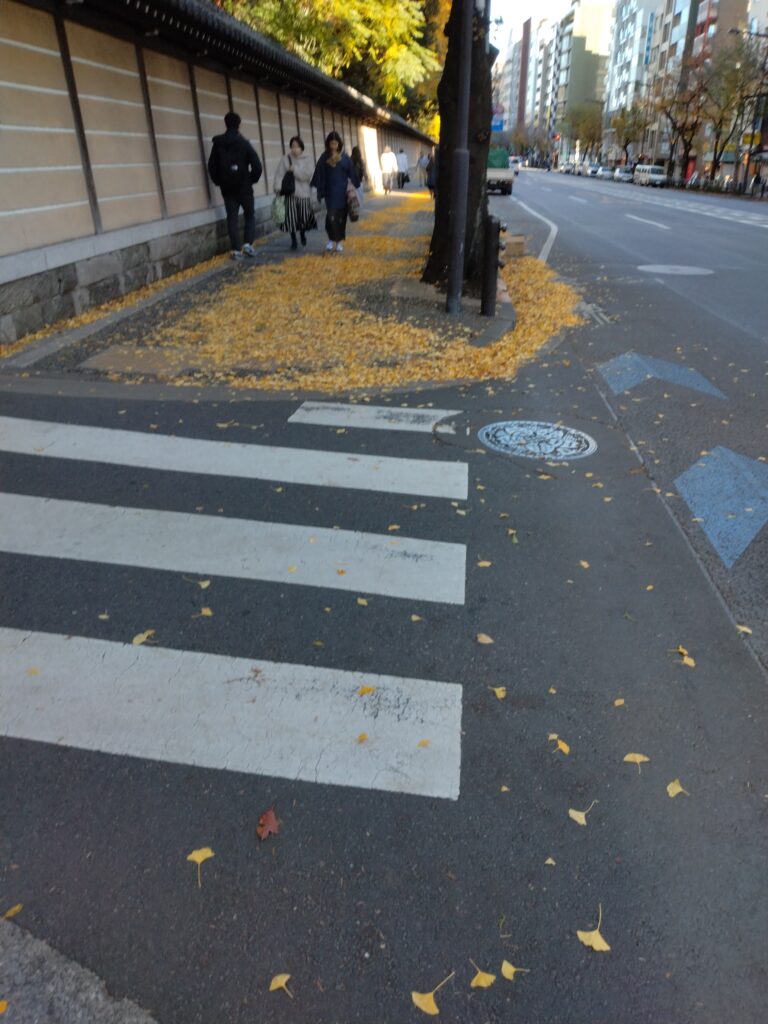 九段下の大通りは、秋色に染まる落ち着いた街並み