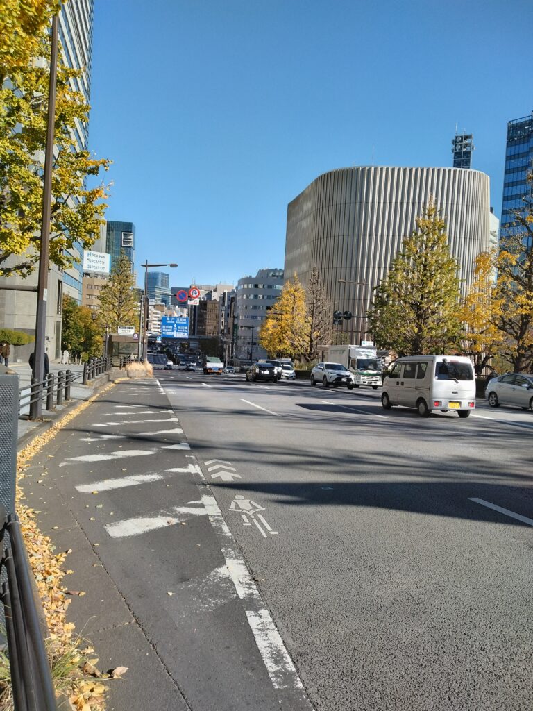 車で訪れる際は、道路幅広めだが歩行者に注意