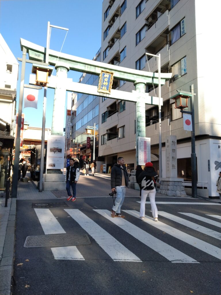 鳥居をくぐると、都会の中に突然現れる“神域”
