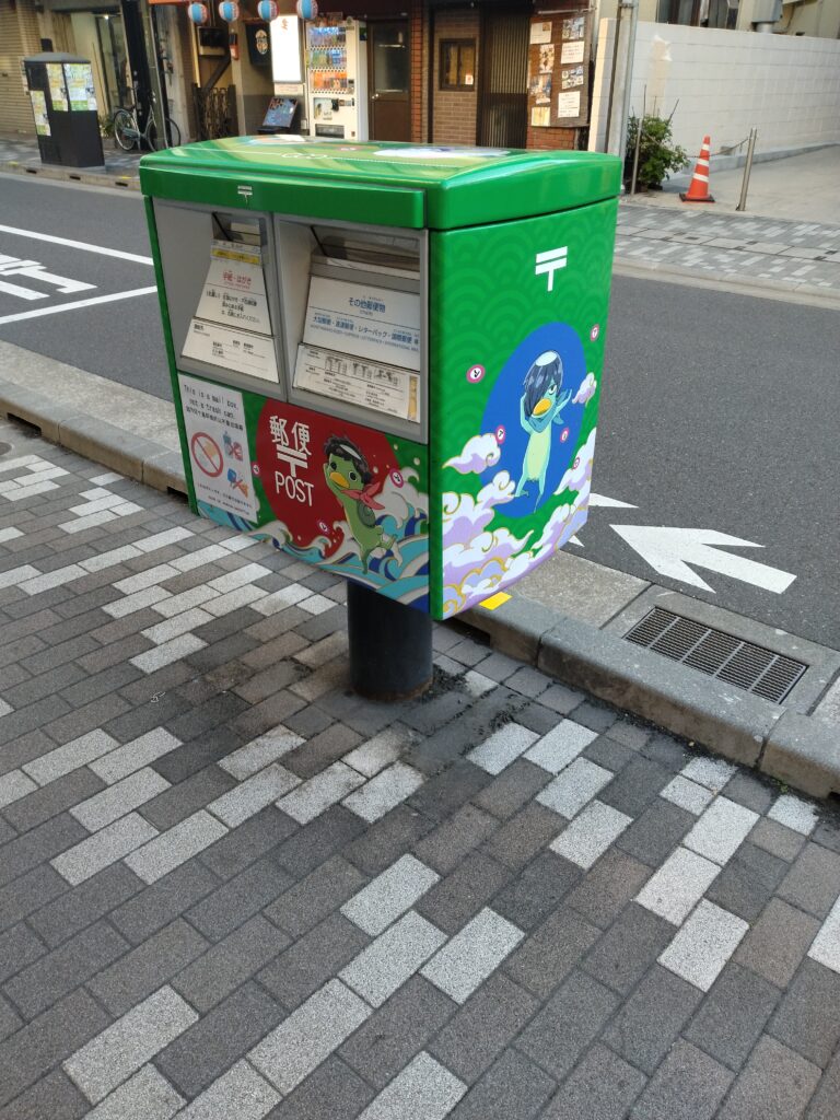 河童のキャラクターが街を彩る / The Kappa Mascots Along the Street